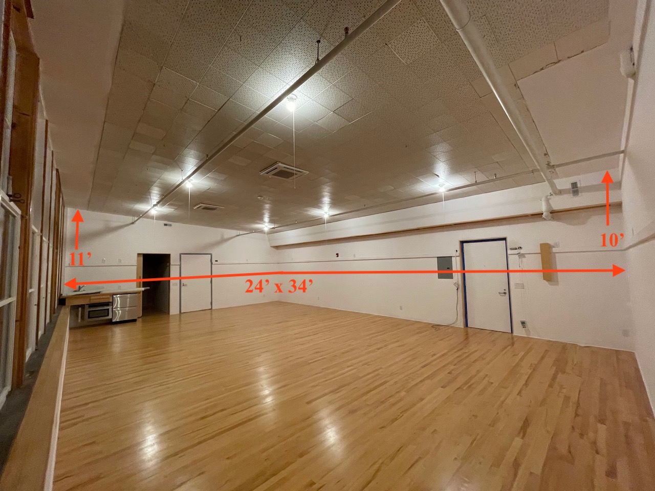 Full floor view of a 24' x 35' room with 10' ceilings sloping to 11'