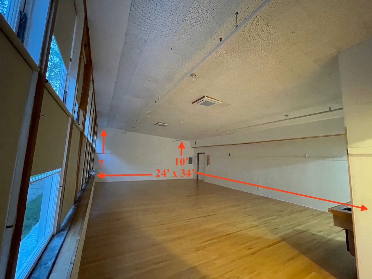 Full floor view of a 24' x 35' room with 10' ceilings sloping to 11'